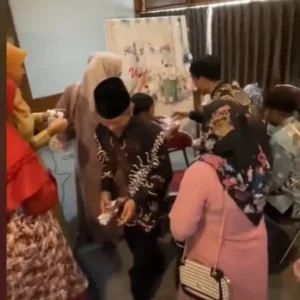 Konsep Unik Pembagian Suvenir Pernikahan, Banyak Jenisnya dan Dipajang di Papan Seperti Hadiah Lotre